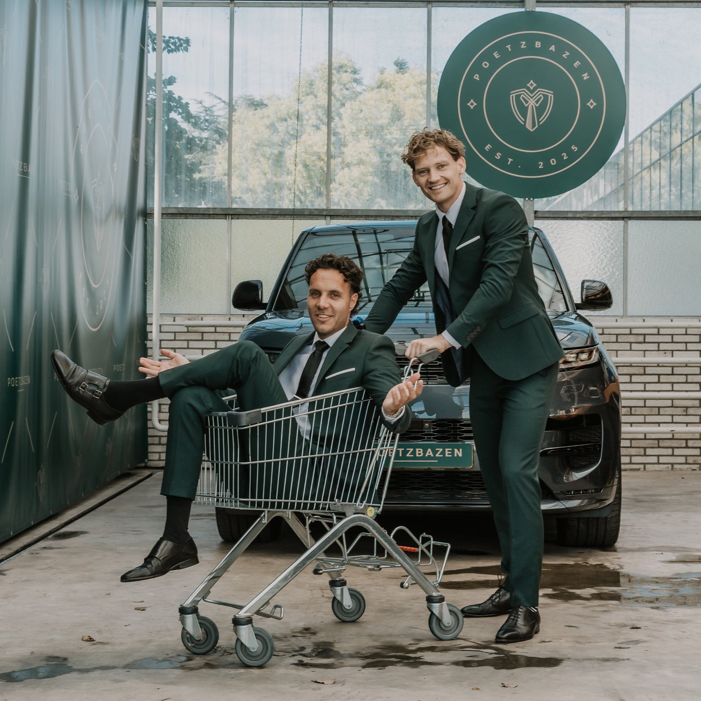 Stefan in Winkelwagen, Johnno duwt