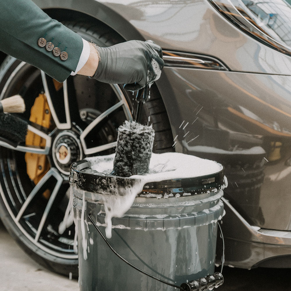 Velgenborstel in emmer